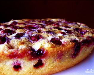 Шарлотка с замороженной вишней