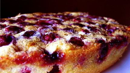 Шарлотка с замороженной вишней