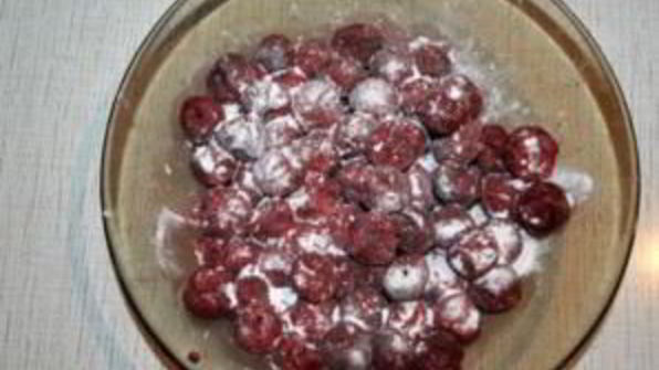 шарлотка с замороженной вишней