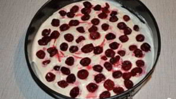 шарлотка с замороженной вишней