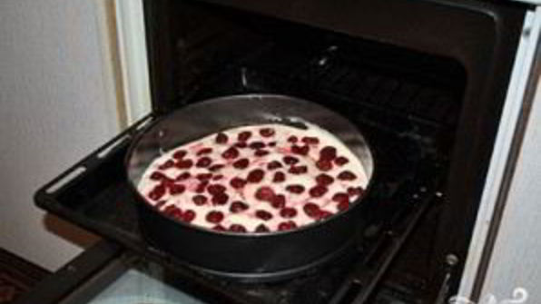 шарлотка с замороженной вишней