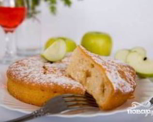 Шарлотка со сгущенкой и яблоками