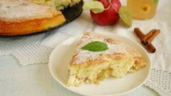 шарлотка со сгущенкой и яблоками