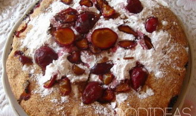 Шарлотка со сливами