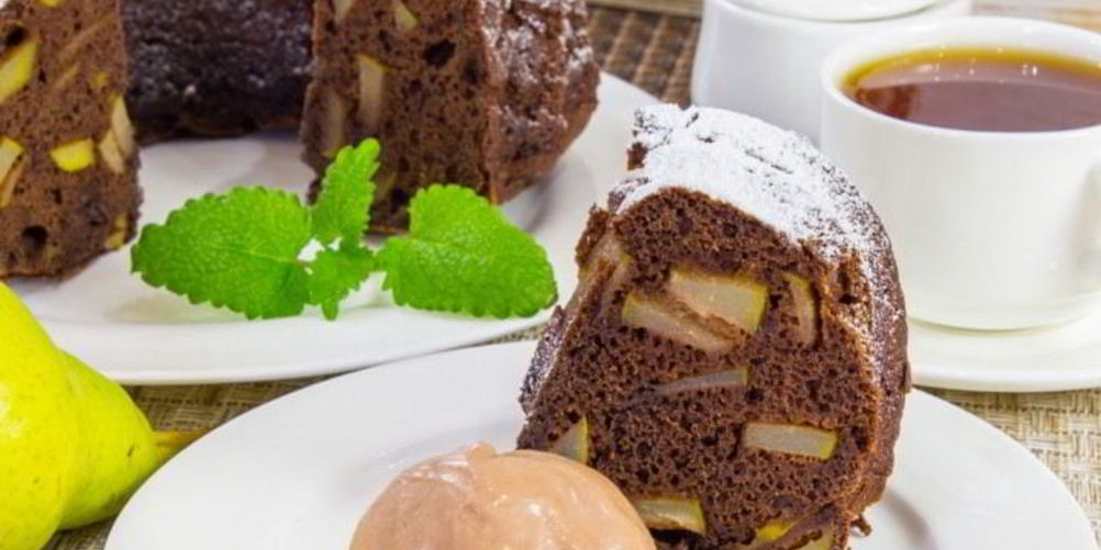 Рецепт шоколадной шарлотки с грушей