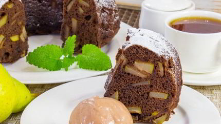 Шоколадная шарлотка с грушей