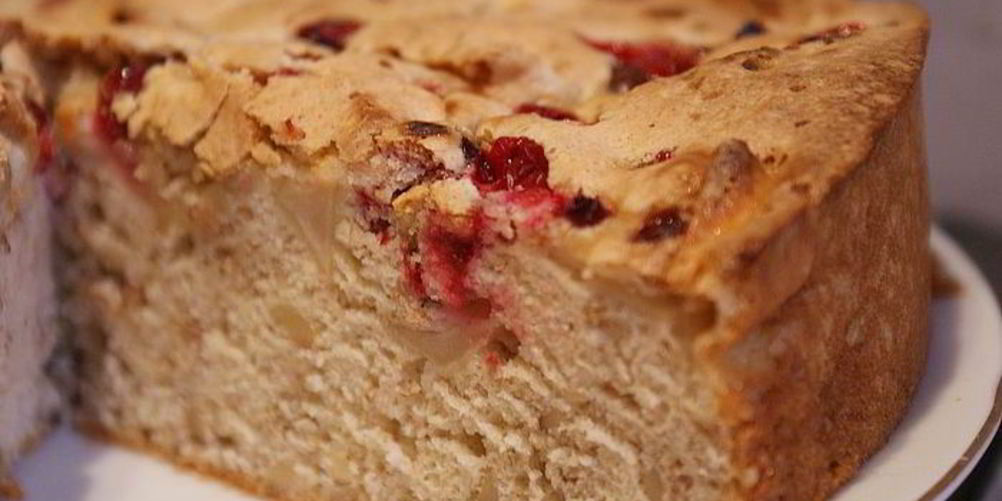 Рецепт яблочной шарлотки с грецкими орехами и брусникой