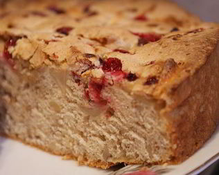 Яблочная шарлотка с грецкими орехами и брусникой