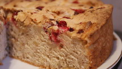 Яблочная шарлотка с грецкими орехами и брусникой