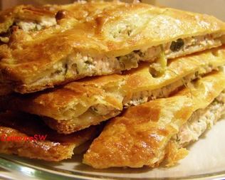 Штрудель из творожного теста с лососем