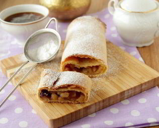 Штрудель из творожного теста с яблоками и клюквой