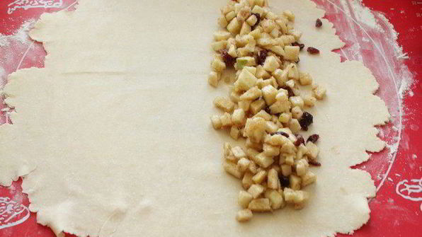 штрудель из творожного теста с яблоками и клюквой