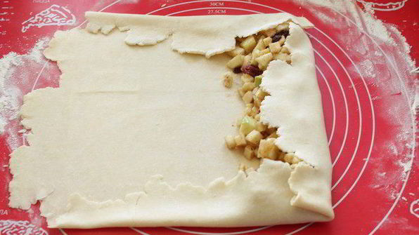 штрудель из творожного теста с яблоками и клюквой