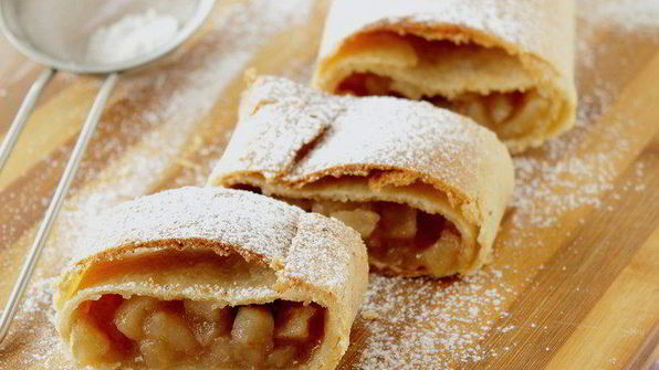 штрудель из творожного теста с яблоками и клюквой