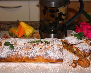 Штрудель с дикими грушами, морковью и корицей