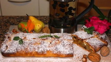 Штрудель с дикими грушами, морковью и корицей