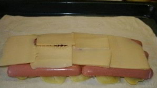 штрудель с картошкой и сосиской