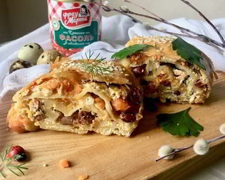 Штрудель с лососем, фасолью и рикоттой