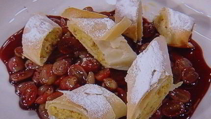 Штрудель с начинкой из козьего сыра с виноградом в портвейне