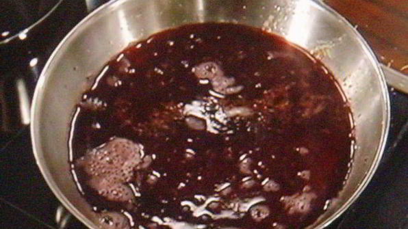 штрудель с начинкой из козьего сыра с виноградом в портвейне