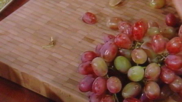 штрудель с начинкой из козьего сыра с виноградом в портвейне