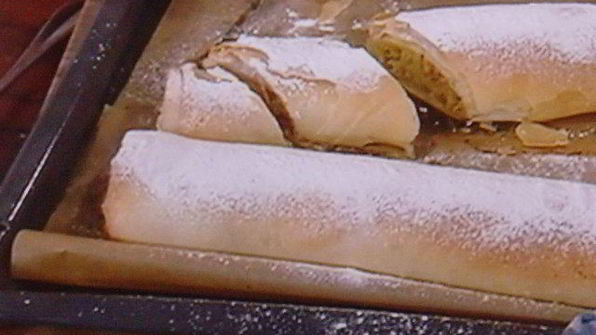 штрудель с начинкой из козьего сыра с виноградом в портвейне