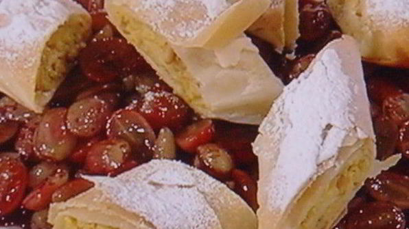 штрудель с начинкой из козьего сыра с виноградом в портвейне