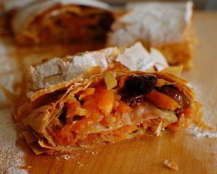 Штрудель с тыквой, изюмом и вяленой вишней