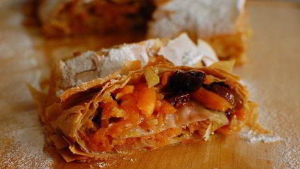 Штрудель с тыквой, изюмом и вяленой вишней