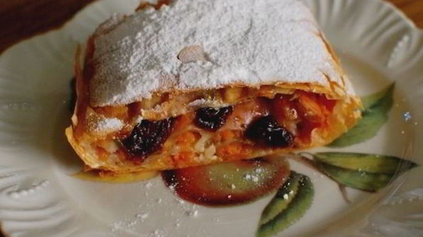 штрудель с тыквой, изюмом и вяленой вишней