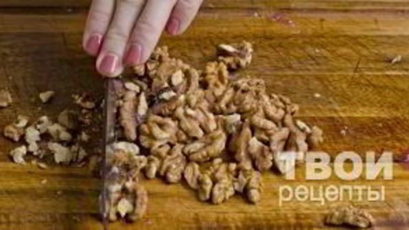 штрудель с уткой, грецкими орехами и клюквенным соусом