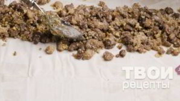 штрудель с уткой, грецкими орехами и клюквенным соусом