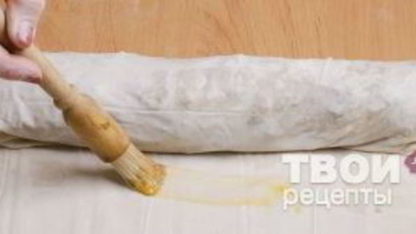 штрудель с уткой, грецкими орехами и клюквенным соусом