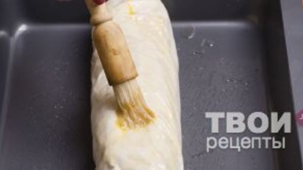 штрудель с уткой, грецкими орехами и клюквенным соусом