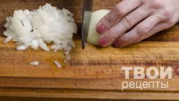 штрудель с уткой, грецкими орехами и клюквенным соусом