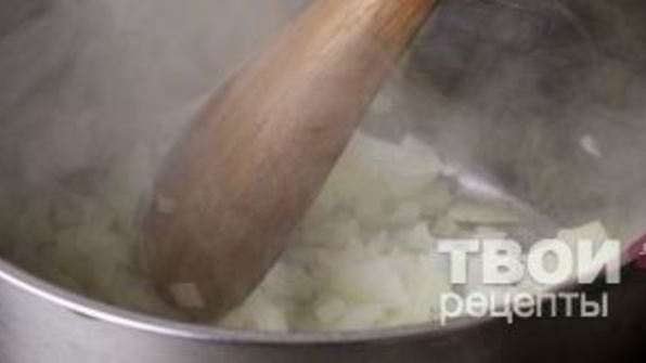 штрудель с уткой, грецкими орехами и клюквенным соусом