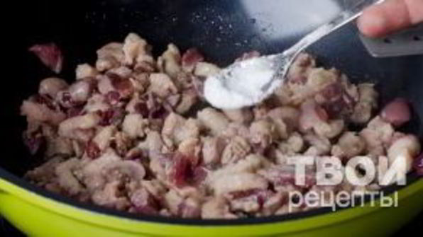 штрудель с уткой, грецкими орехами и клюквенным соусом