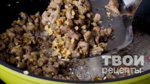 штрудель с уткой, грецкими орехами и клюквенным соусом