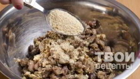 штрудель с уткой, грецкими орехами и клюквенным соусом