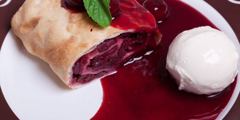 Рецепт штруделя с вишней и миндалем