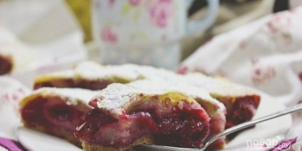 Рецепт штруделя с вишней из слоеного теста