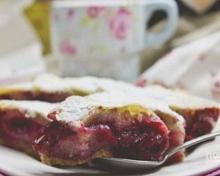 Штрудель с вишней из слоеного теста