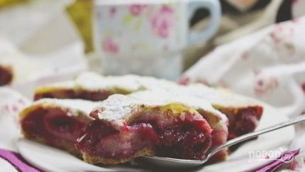 Штрудель с вишней из слоеного теста