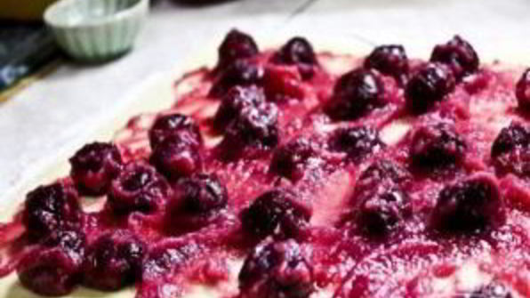 штрудель с вишней из слоеного теста