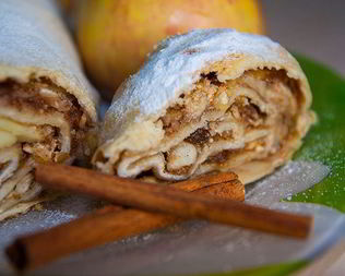 Штрудель с яблоками и изюмом