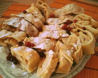 Штрудель с яблоками, корицей и пломбиром