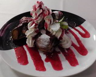 Штрудель со взбитыми сливками и айвой