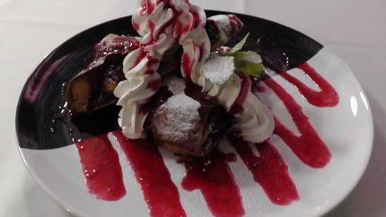 Штрудель со взбитыми сливками и айвой