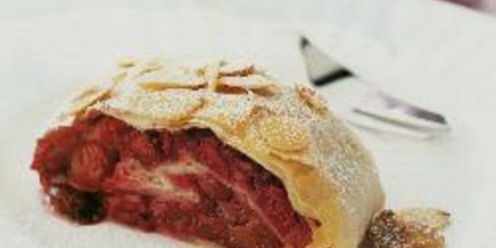 Рецепт вишневого штруделя с миндалем из теста фило