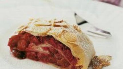 Вишневый штрудель с миндалем из теста фило